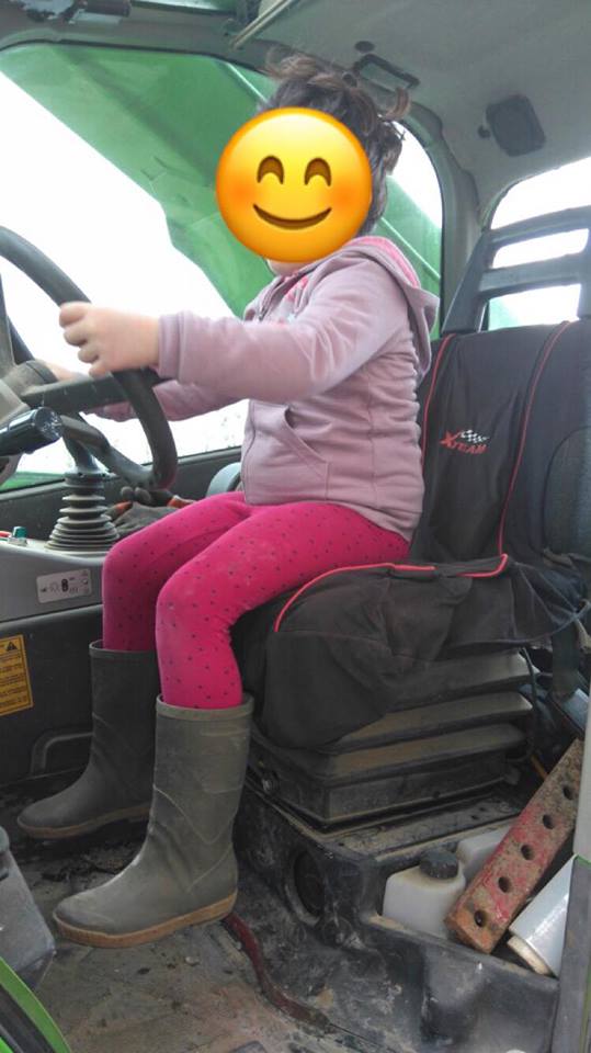 A 6 ans elle monte sur le tracteur pour la première fois